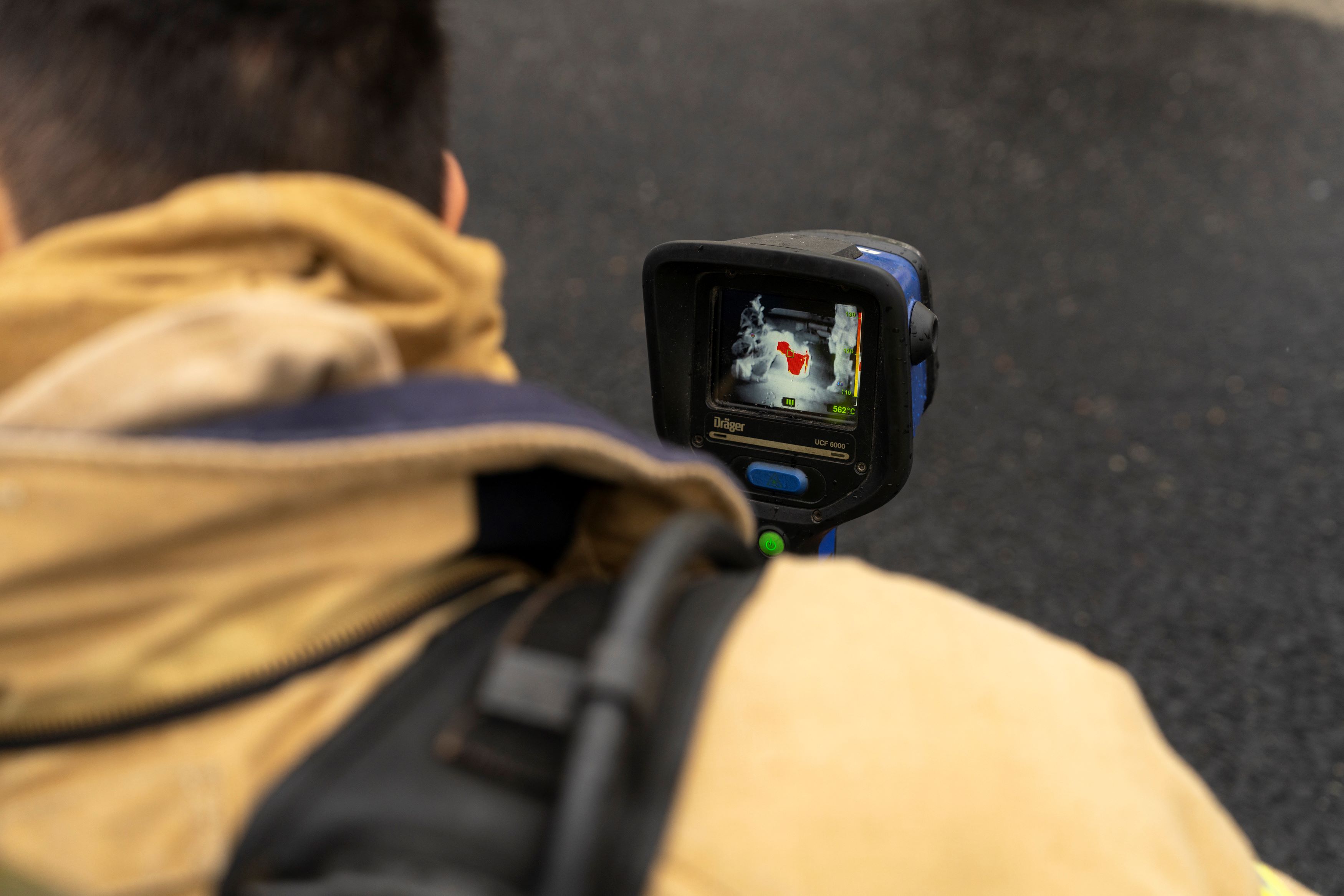 Nærbilde av IR-kamera som brannkonstabel holder