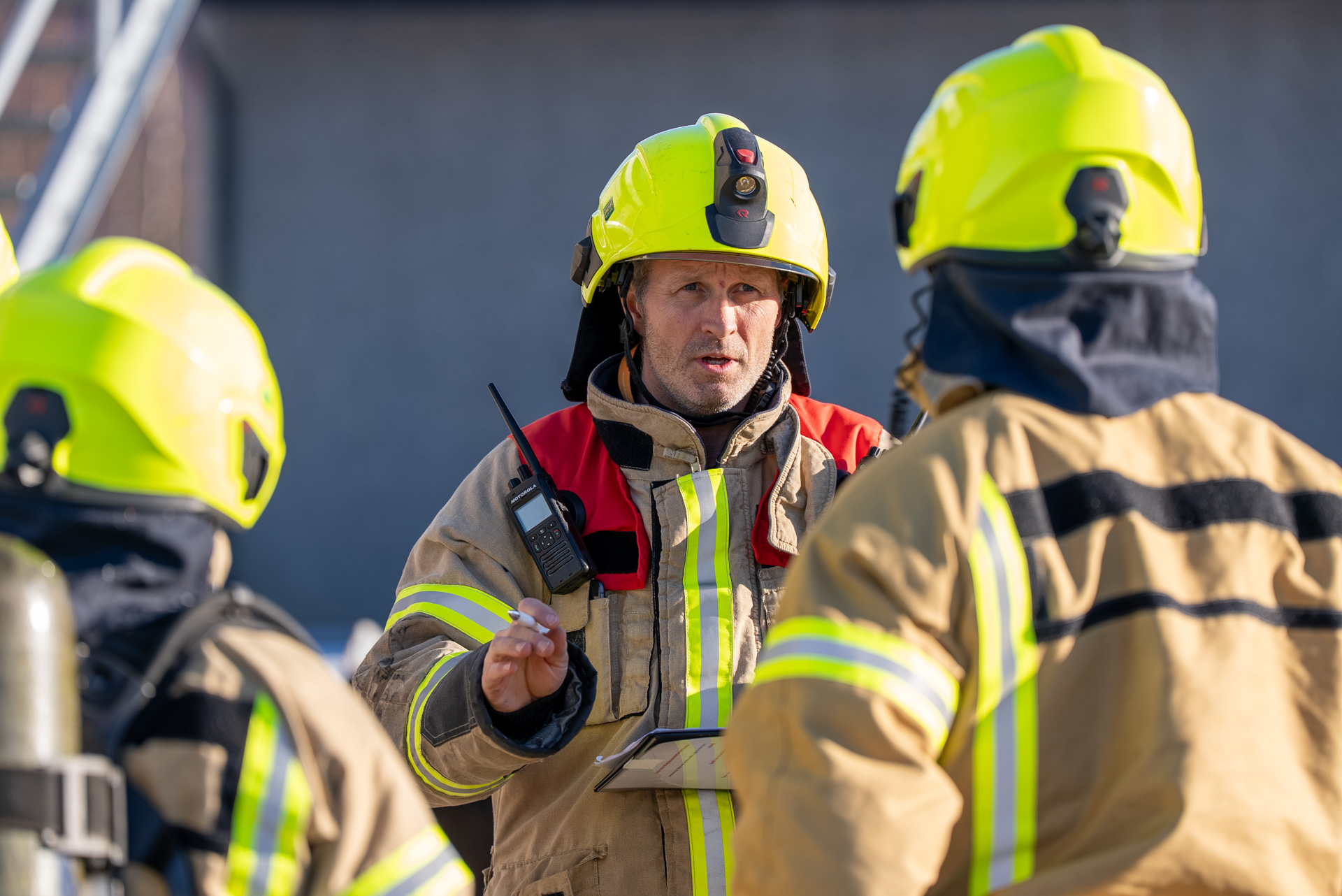 Nærbilde av utrykningsleder som gir ordre til sine brannkonstabler