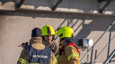 Deltakere på kurs i innsatsledelse. Instruktør står med ryggen til.