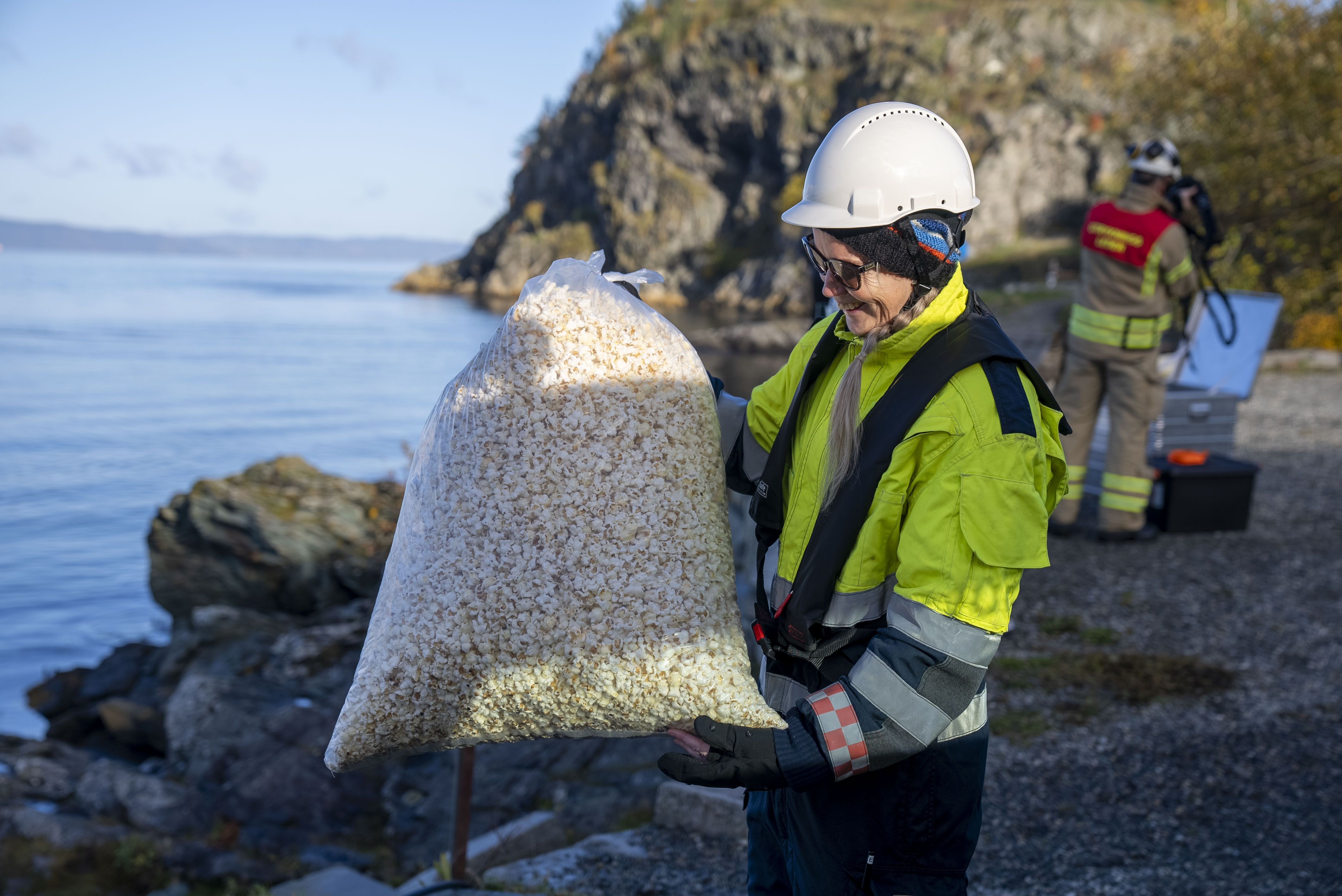 En kvinne holder en stor sekk med popkorn