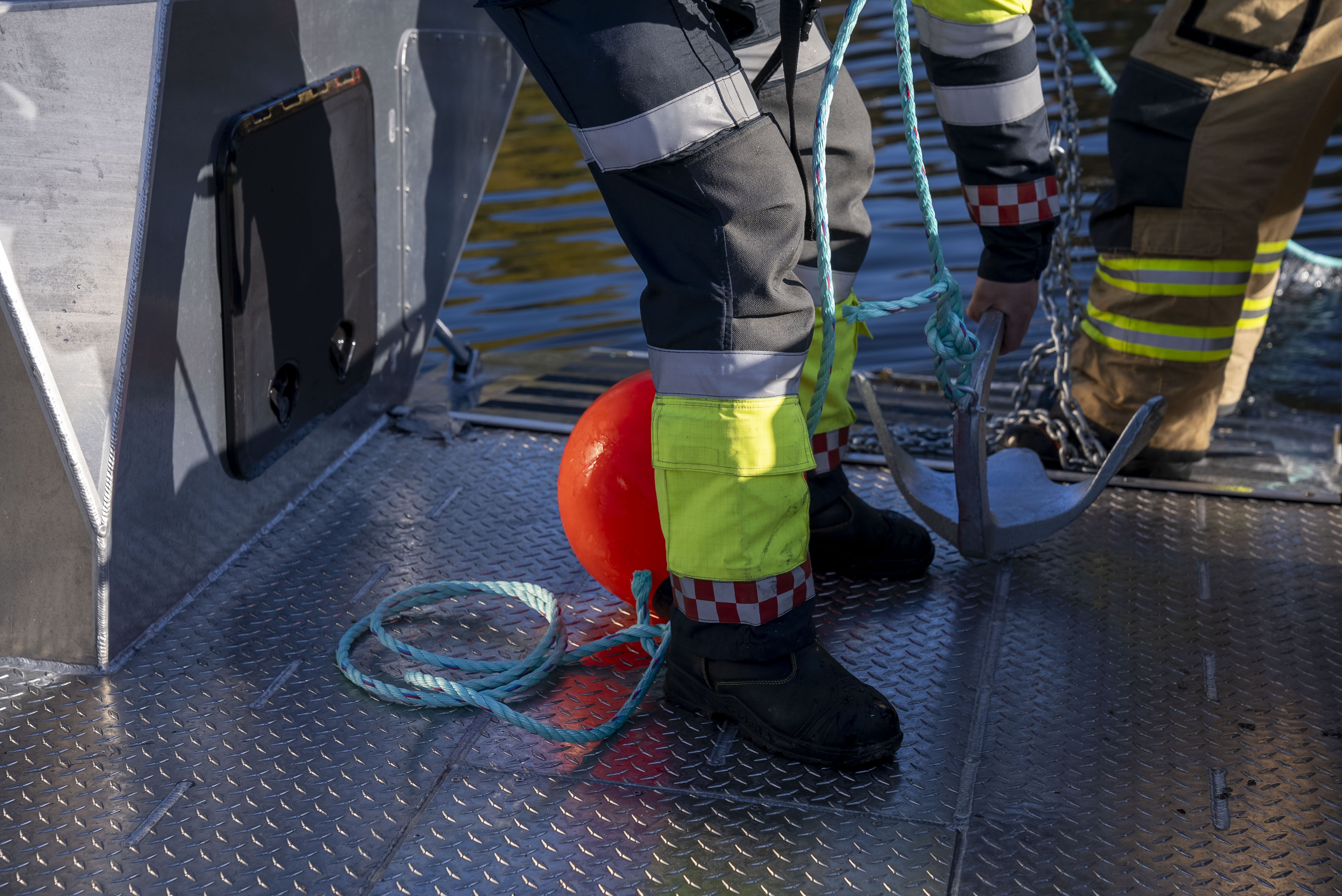 To hender holder i forankringsutstyr i en båt