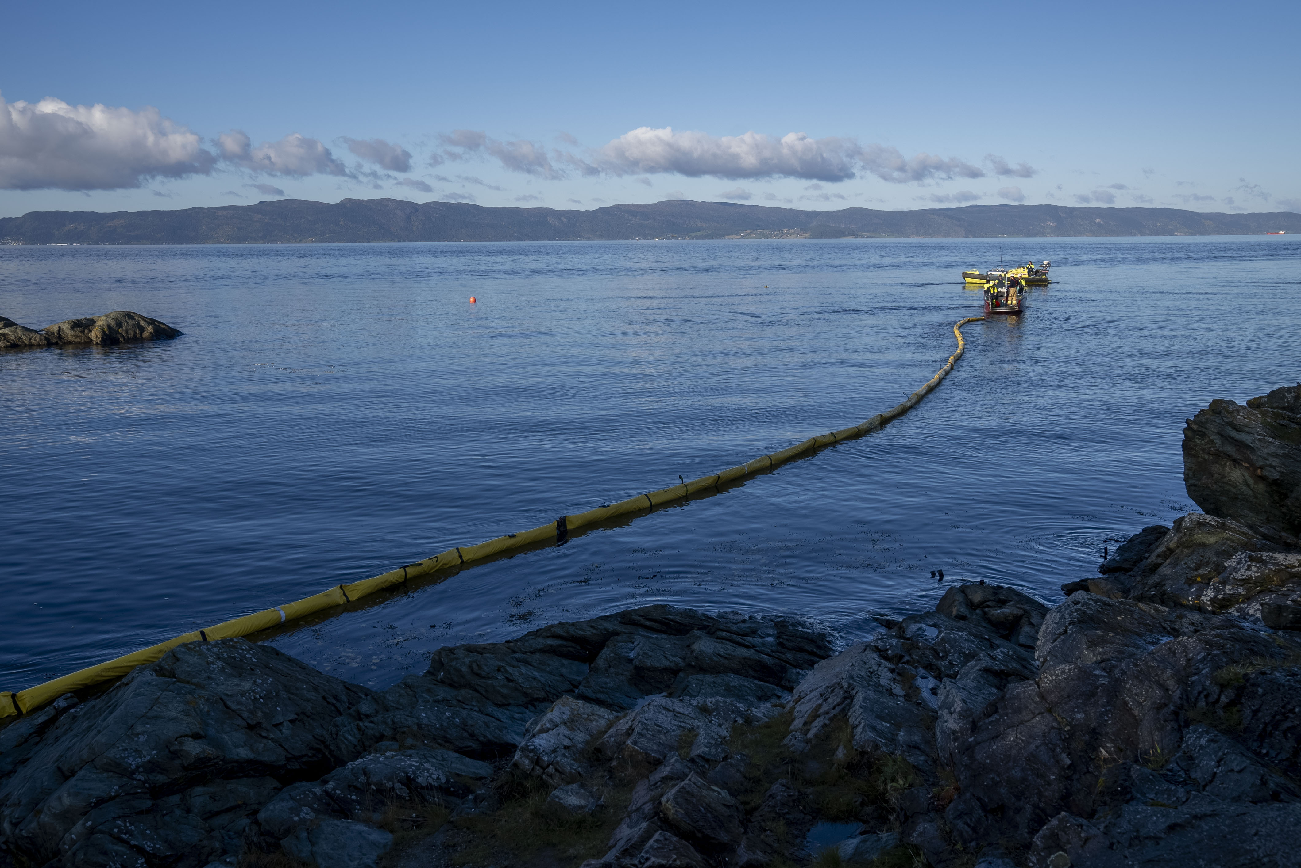 En båt med en lang gul lense etter seg